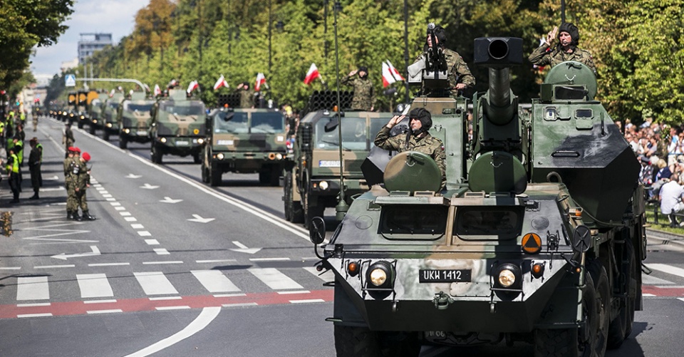 Po przemówieniu prezydenta odbył się pokaz historycznego i współczesnego uzbrojenia. Foto: KPRM