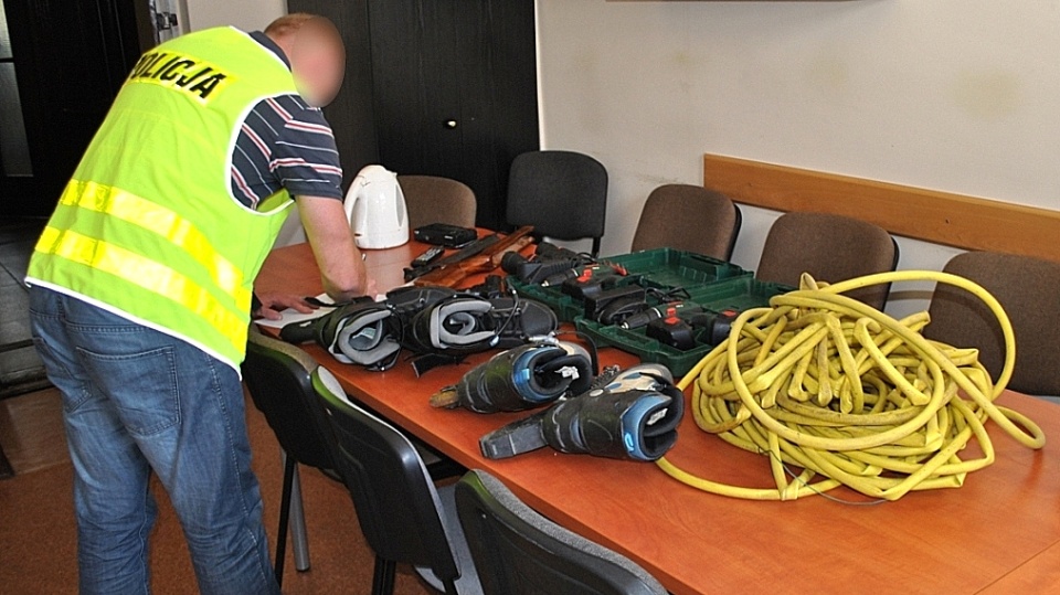 Policjanci ze Świecia nad Wisłą zatrzymali sprawców włamań do domków letniskowych i odzyskali część łupów.. Foto: Policja