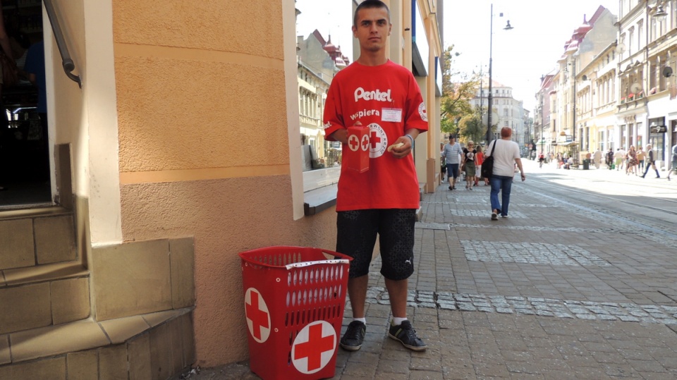 Wolontariuszy PCK można spotkać przy sklepie "Pelikan" przy ul. Gdańskiej w Bydgoszczy. Fot. Tatiana Adonis