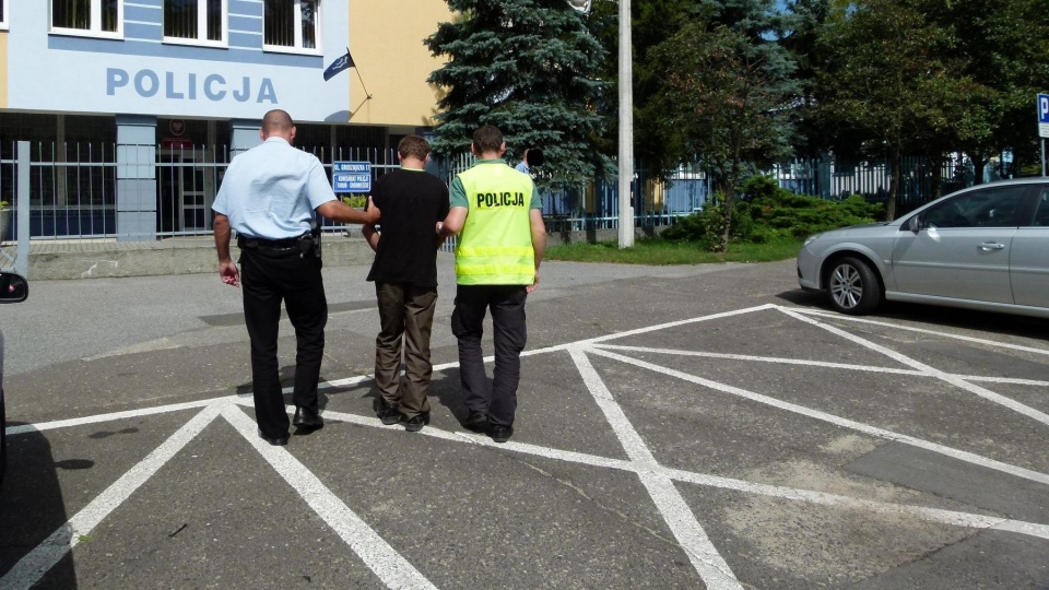 Zarzut fizycznego znęcania się nad 3-miesięcznym niemowlęciem usłyszeli rodzice ze wsi pod Chełmżą. Foto: Policja