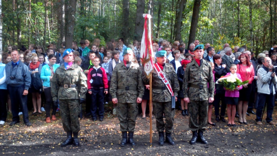 Pomnikiem od wtorku opiekować się będzie młodzież z pobliskiej szkoły w Gródku. Fot. Marcin Doliński