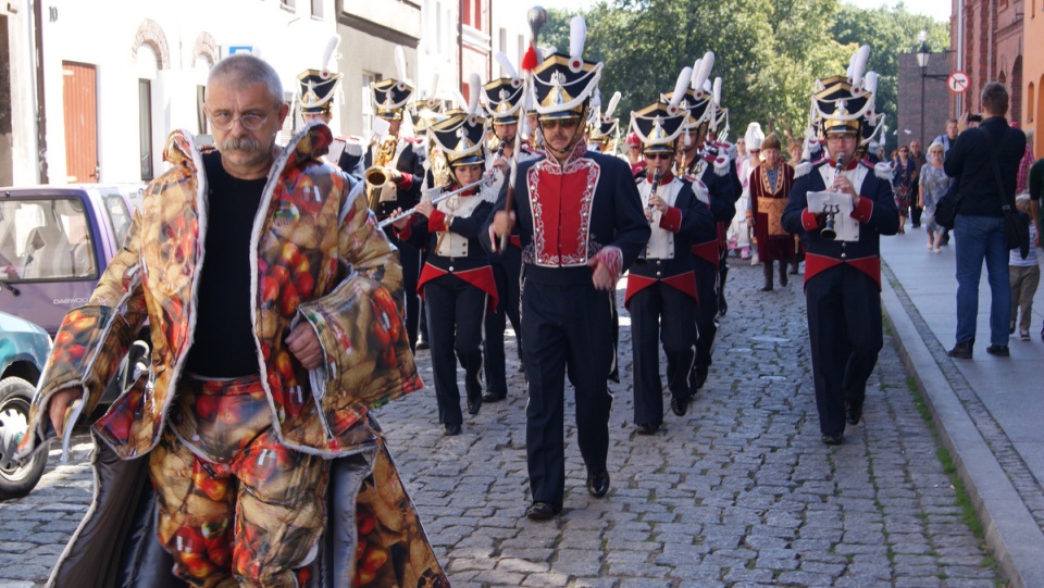 Podobnie jak ubiegłoroczną edycję, toruńską akcję "Narodowego Czytania Fredry" zainaugurowała barwna parada ulicami miasta. Fot. Adriana Andrzejewska