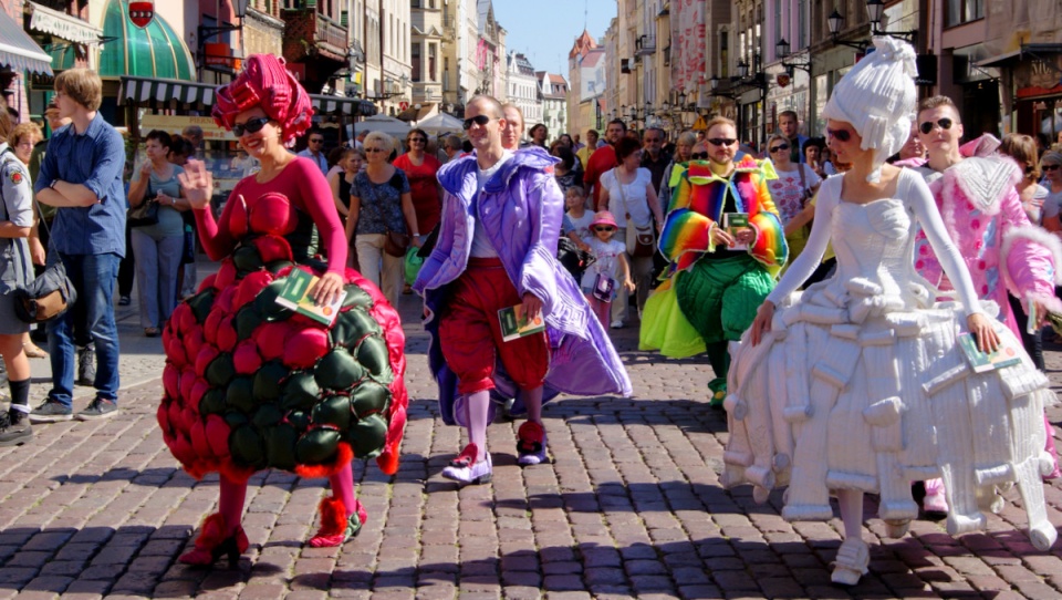 Podobnie jak ubiegłoroczną edycję, toruńską akcję "Narodowego Czytania Fredry" zainaugurowała barwna parada ulicami miasta. Fot. Adriana Andrzejewska