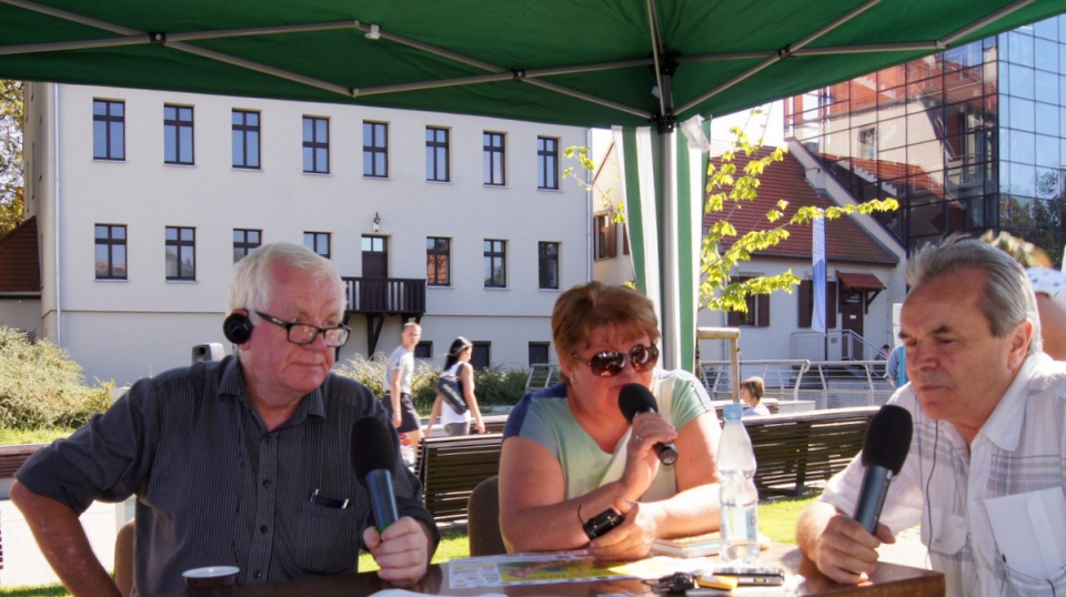 W trakcie Bydgoskiego Festiwalu Organizacji Pozarządowych Andrzej Krystek prowadził specjalne wydanie audycji z cyklu "Raz na Zielono. Fot. Henryk Żyłkowski