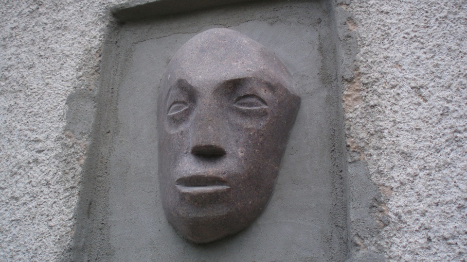 Idąc szlakiem kamiennych twarzy można zwiedzać miasto. Fot. Marcin Doliński.