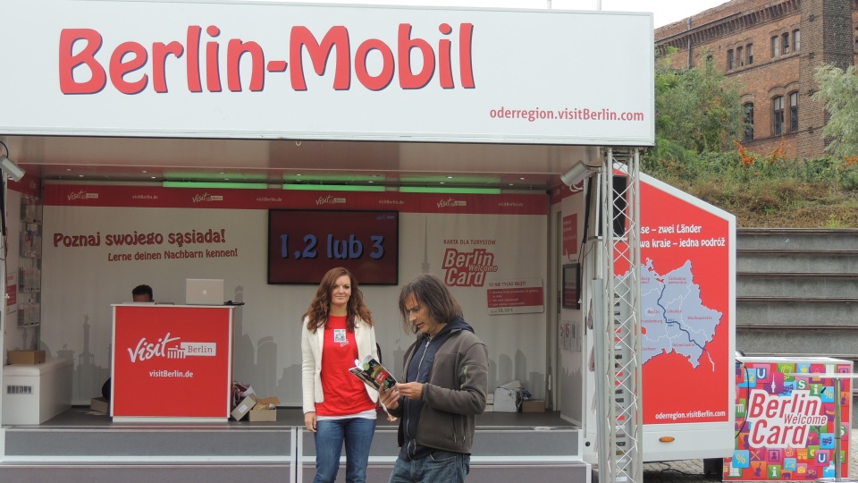 Berlin-Mobil, który stanął na Wyspie Młyńskiej, zachęcał bydgoszczan do odwiedzenia stolicy Niemiec. Fot. Monika Siwak-Waloszewska