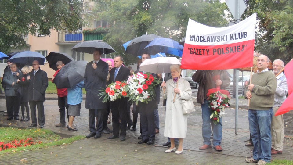 Drugą uroczystośc zorganizowały środowiska prawicowe, skupione wokół PiS i Klubu Gazety Polskiej. Fot. Marek Ledwosiński
