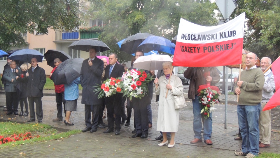 Drugą uroczystośc zorganizowały środowiska prawicowe, skupione wokół PiS i Klubu Gazety Polskiej. Fot. Marek Ledwosiński