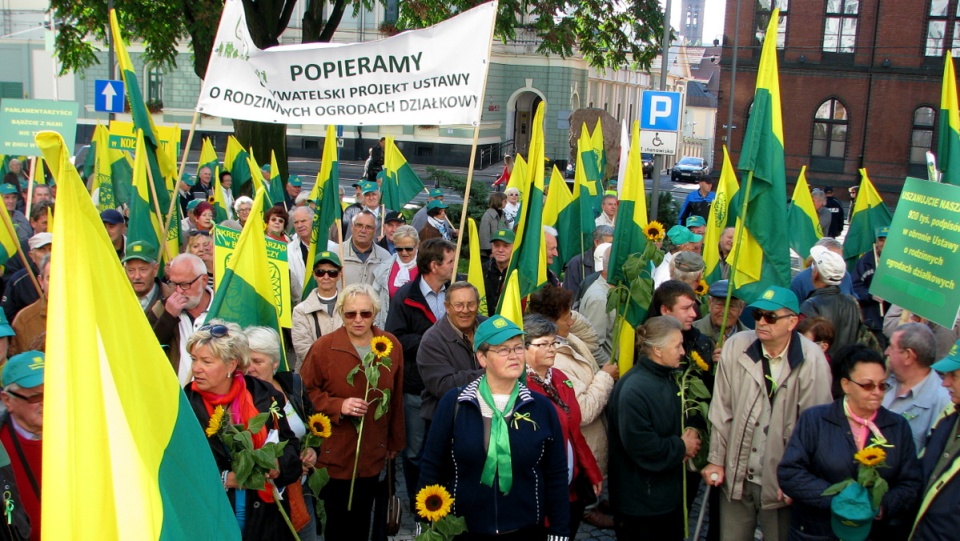 Kilkuset działkowców okręgów bydgoskiego i toruńsko-włocławskiego manifestowało przed gmachem Urzędu Wojewódzkiego w Bydgoszczy. Fot. Andrzej Krystek