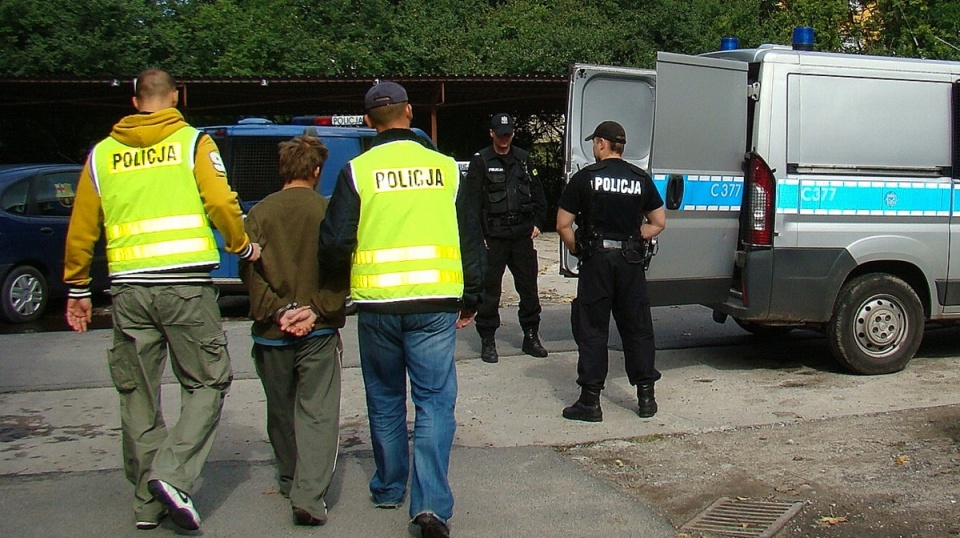 Policjanci zatrzymali podejrzewanego mężczyznę w dzielnicy Podgórz. Foto: Policja