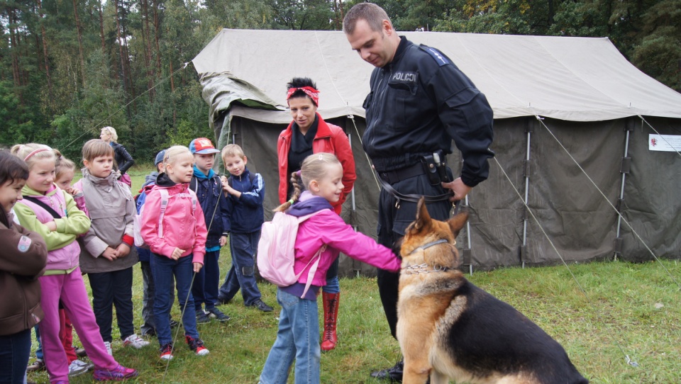 w Akademii Bezpieczeństwa. W kilku namiotach przedszkolaki i uczniowie rozmawiali, ćwiczyli i bawili się z policjantami, ratownikami i przedstawicielami Ośrodka Ruchu Drogowego.