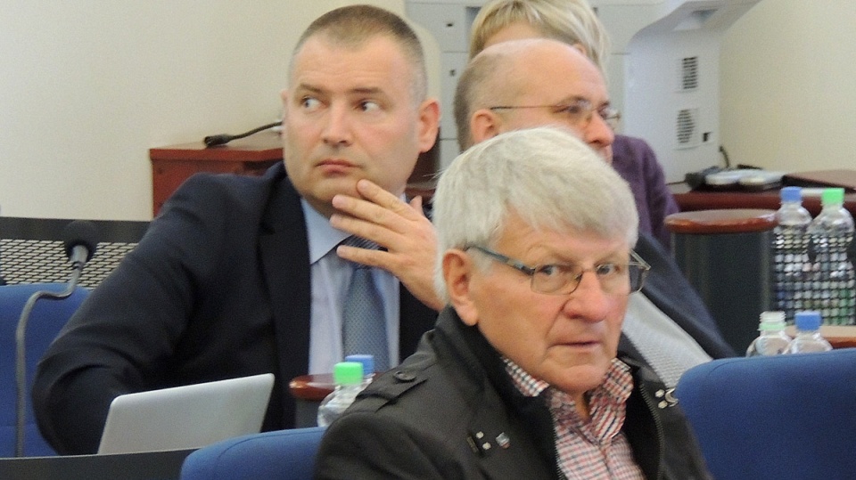 W ostatni czwartek września na sesji Rady Miasta w Toruniu pojawił się senator Robert Dowhan, włodarz klubu żużlowego Falubaz Zielona Góra. Fot. Michał Zaręba