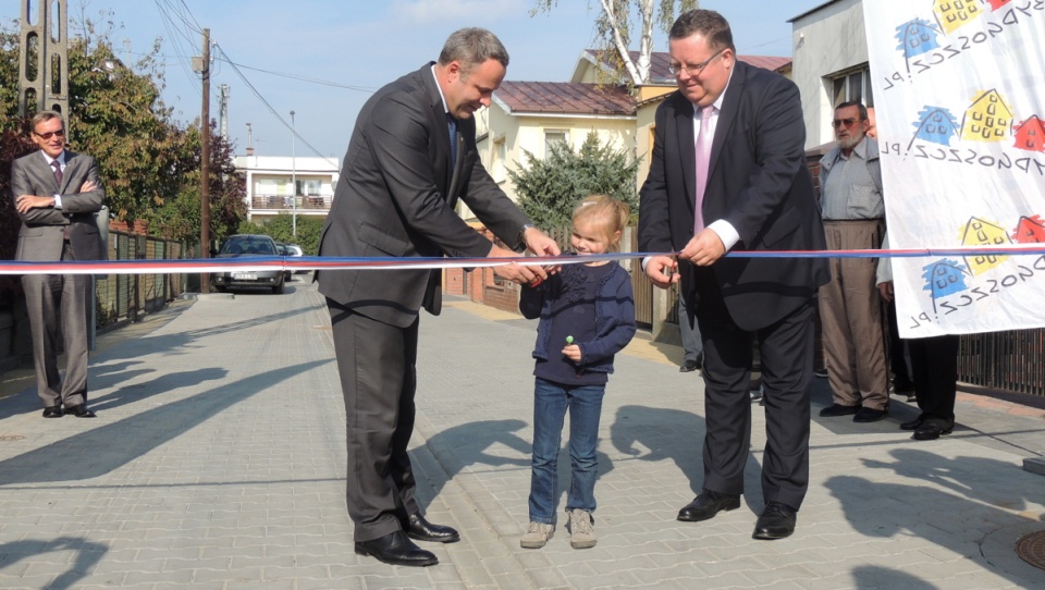 Przecięcia symbolicznej wstęgi dokonali razem: prezydent Rafał Bruski, Marek Juraniec oraz jedna z najmłodszych mieszkanek ulicy. Fot. Tatiana Adonis