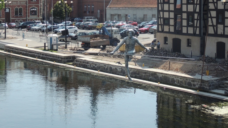 Postać przedstawiająca młodego mężczyznę przechodzącego na linie przez rzekę została odsłonięta 1 maja 2004 roku - w dniu wejścia Polski do Unii Europejskiej. Fot. Tatiana Adonis