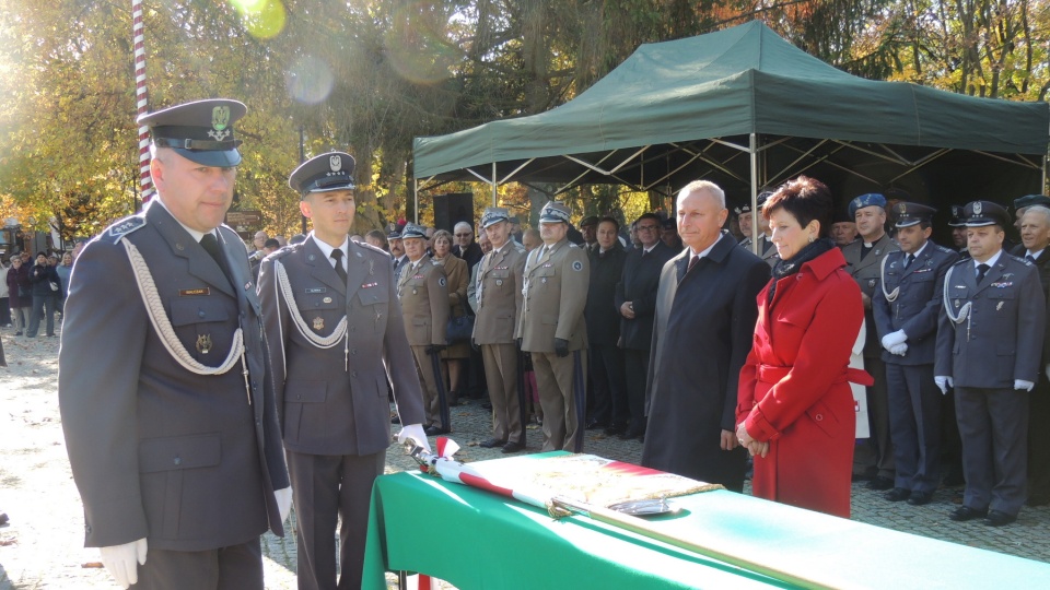 Rodzicami chrzestnymi sztandaru zostali wojewoda Ewa Mes oraz prezydent Inowrocławia Ryszard Brejza. Fot. Monika Kaczyńska.