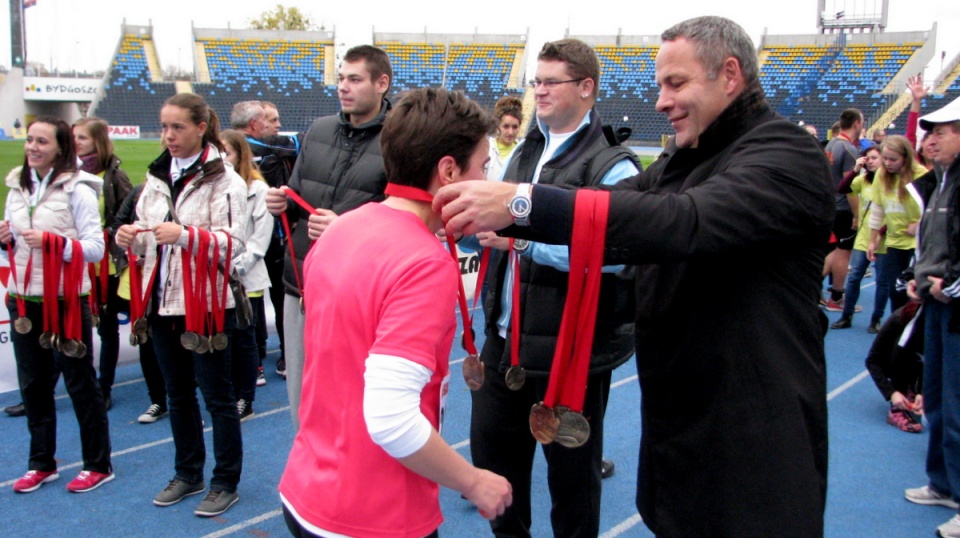 Nagrody rzeczowe i medale wręczali: Prezydent Bydgoszczy - Rafał Bruski oraz znani ze sportowych aren mistrzowie świata, miotacz - Paweł Fajdek, tyczkarz - Paweł Wojciechowski, wioślarka - Magdalena Fularczyk i sprinterka - Marika Popowicz. Fot. Bartosz Kustra