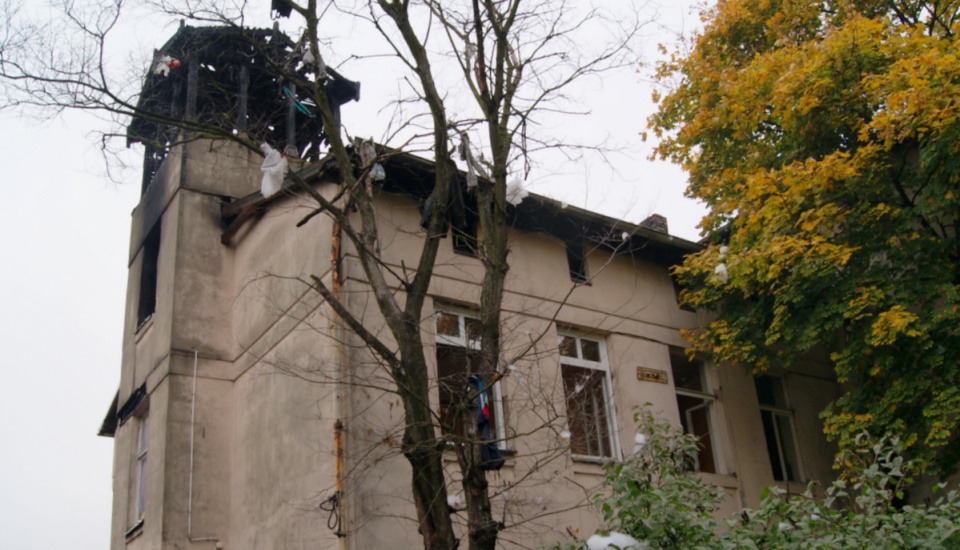 Lokatorzy kamienicy przy ul. Bydgoskiej w Toruniu nie mogą wrócić do spalonego budynku. Fot. Adriana Andrzejewska