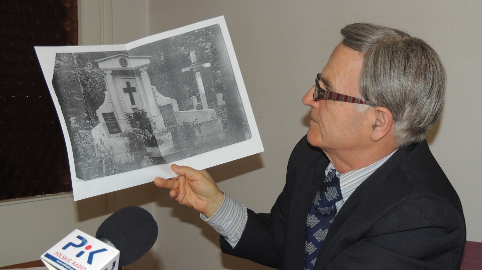 Jerzy Derenda, prezes TMMB pokazuje zdjęcie jednego z zabytkowych nagrobków. Fot. Tatiana Adonis