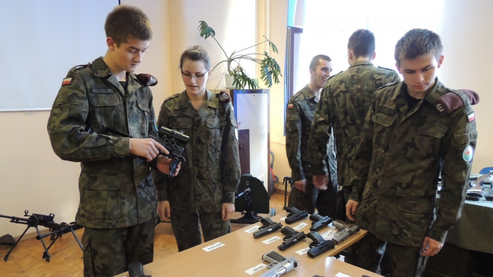 Dla młodzieży wystawa była okazją, by porównać broń z różnych okresów. Fot. Monika Kaczyńska