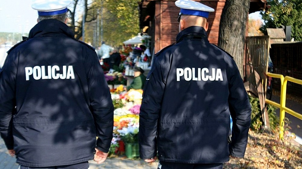 Każdego roku we Wszystkich Świętych na drogach dojazdowych do cmentarzy i głównych trasach komunikacyjnych panuje większy ruch. Foto: policja