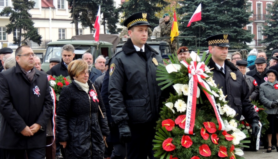 Główne uroczystości miejskie rozpoczęły się we Włocławku na Placu Wolności, pod Pomnikiem Żołnierza Polskiego. Fot. Marek Ledwosiński