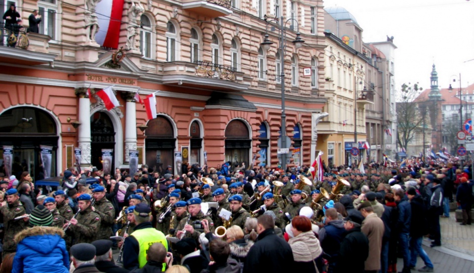 Po uroczystej mszy w bydgoskiej katedrze, uczestnicy przemaszerowali na Plac Wolności. Fot. Andrzej Krystek