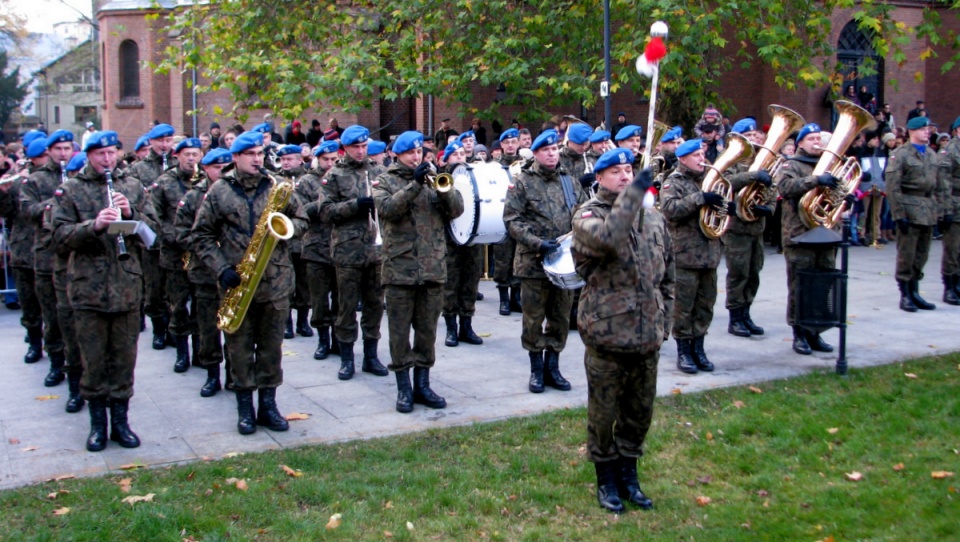 Na Placu Wolności tłumnie zgromadzili się bydgoszczanie, kombatanci. Była również kompania honorowa i orkiestra Wojska Polskiego. Fot. Andrzej Krystek