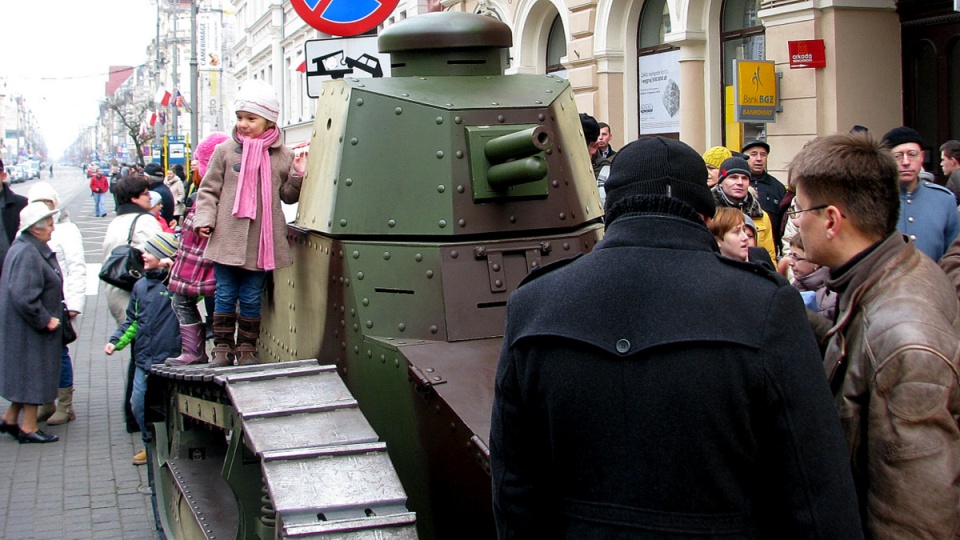 W okolicach Hotelu "Pod Orłem" na ul. Gdańskiej można było spotkać historyczne eksponaty. Fot. Andrzej Krystek