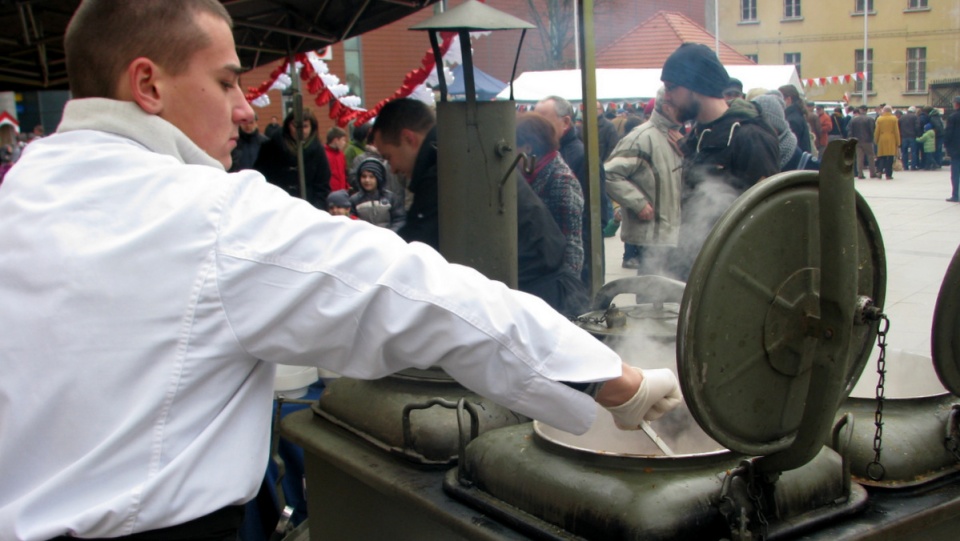 Świąteczny spacer potrafił zaostrzyć apetyt, bydgoszczanie mogli posilić się bigosem. Fot. Andrzej Krystek
