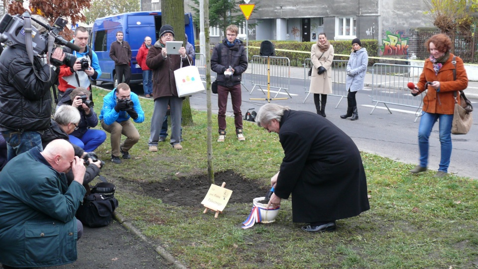 Piotr Paleczny podczas symbolicznego sadzenia dębu. Fot. Lech Przybyliński.