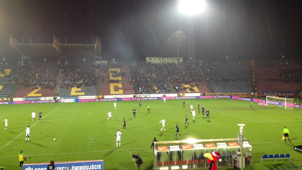 Zawisza Bydgoszcz podczas wykonywania jednego ze stałych fragmentów gry. Fot. Tomasz Kaźmierski.