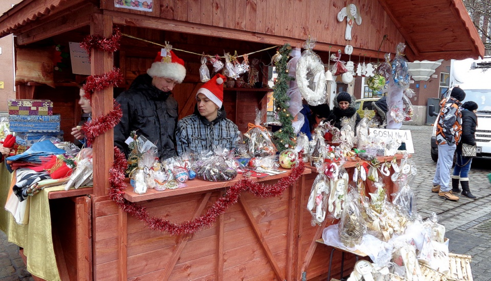 Podczas jarmarku można kupić ozdoby świąteczne, prezenty pod choinkę a także spróbować domowych wyrobów. Fot. Marcin Doliński