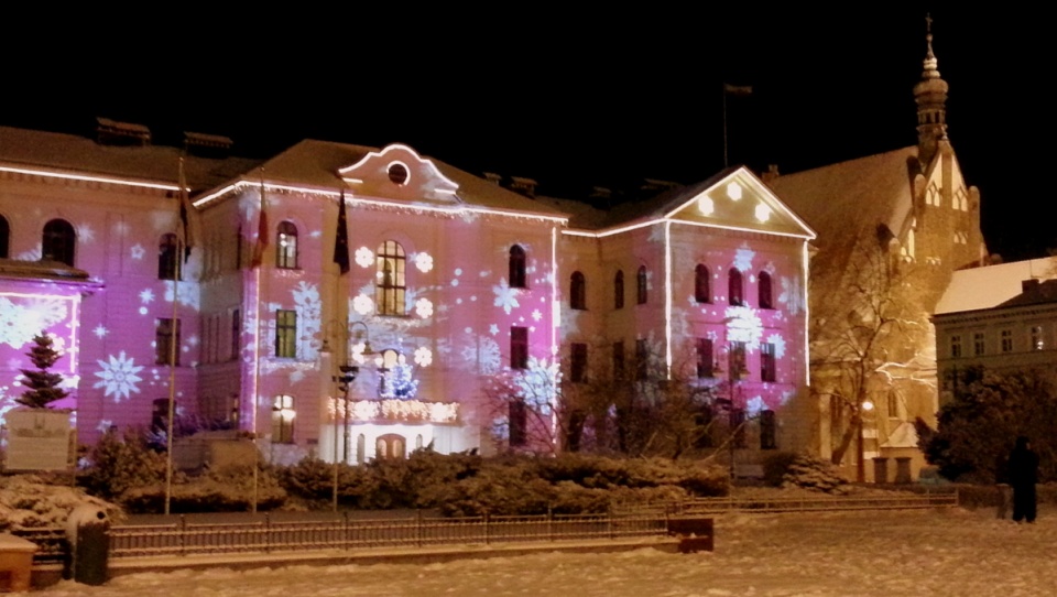Ruchome obrazy o tematyce świątecznej wyświetla na budynku ratusza pięć projektorów. Fot. Adam Droździk