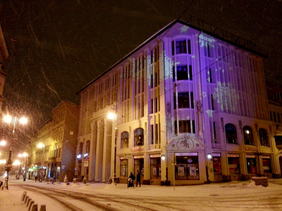 Ruchome śnieżynki pojawiły się na budynku dawnego Domu Towarowego "Jedynak" przy ul. Gdańskiej. Fot. Adam Droździk