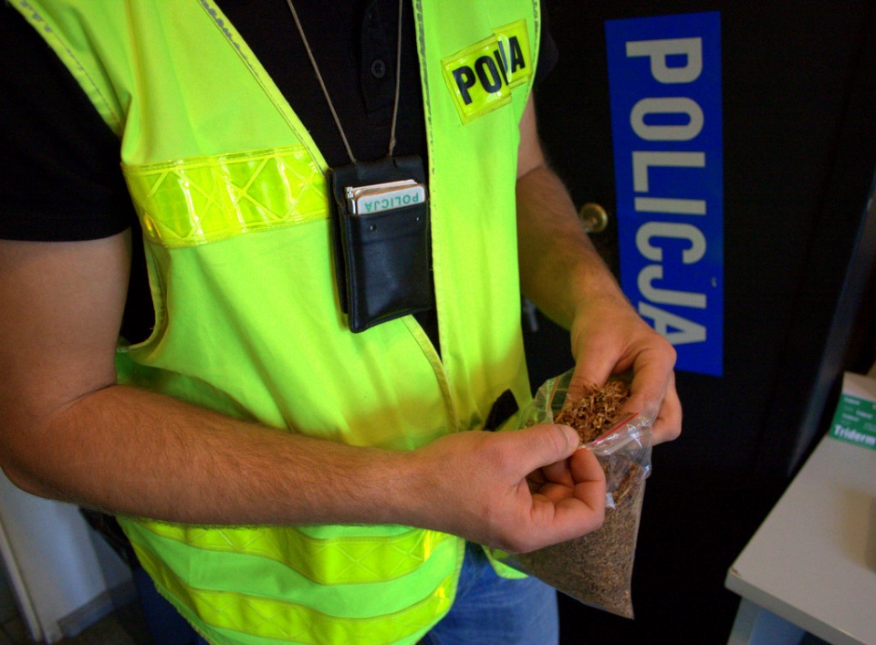 Policjanci z bydgoskich Wyżyn zabezpieczyli ponad 11 kg tytoniu bez polskich znaków akcyzy. Fot. KWP Bydgoszcz