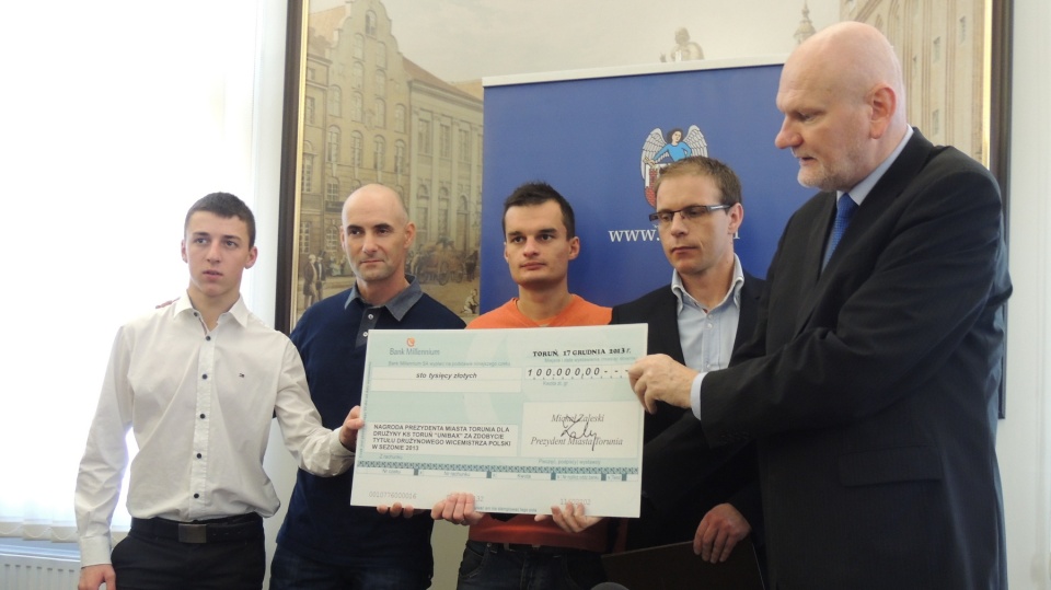 Prezydent Torunia Michał Zaleski nagrodził klub żużlowy Unibax, czekiem o wartości 100 tys. zł. Fot. Michał Zaręba