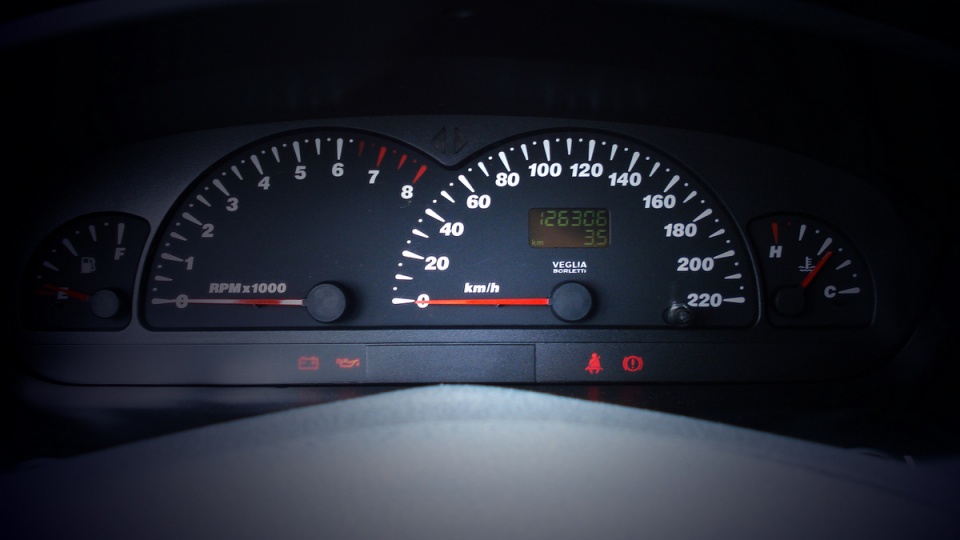 Stan licznika przejechanych kilometrów w samochodach będzie odnotowywany w stacjach kontroli pojazdów. Foto: sxc.hu