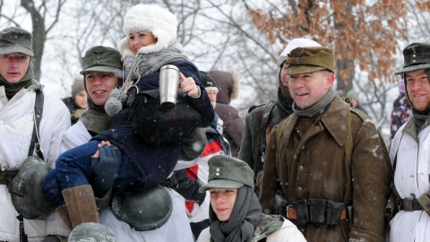 Zebranym widzom umożliwiono oglądanie sprzętu grup rekonstrukcyjnych