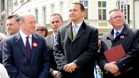 Na Starym Rynku w Bydgoszczy zabrzmiały okolicznościowe przemówienia. Fot. Tatiana Adonis