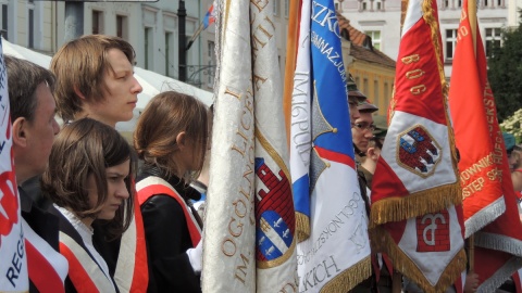 Na płycie Starego Rynku w Bydgoszczy pojawiły się barwne sztandary. Fot. Tatiana Adonis