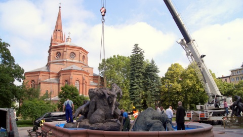 Po 70 latach od zniszczenia "Potopu", wszystkie trzy elementy rzeźby zdobią fontannę w bydgoskim Parku Kazimierza Wielkiego. Fot. Henryk Żyłkowski