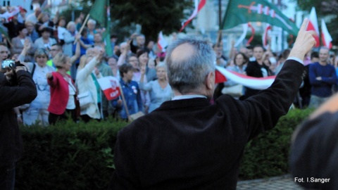 Protest towarzyszył projekcji wideo spektaklu "Golgota Picnic" w Teatrze Polskim w Bydgoszczy