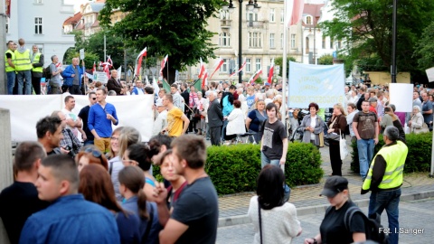 Protest towarzyszył projekcji wideo spektaklu "Golgota Picnic" w Teatrze Polskim w Bydgoszczy