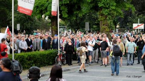 Protest towarzyszył projekcji wideo spektaklu "Golgota Picnic" w Teatrze Polskim w Bydgoszczy