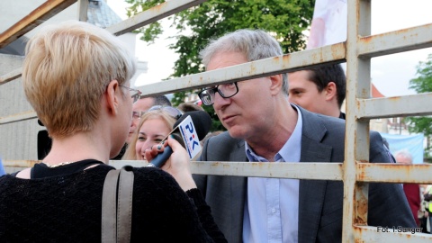 Protest towarzyszył projekcji wideo spektaklu "Golgota Picnic" w Teatrze Polskim w Bydgoszczy