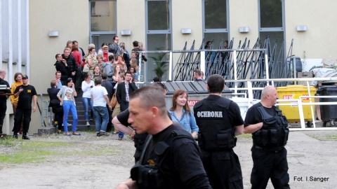 Protest towarzyszył projekcji wideo spektaklu "Golgota Picnic" w Teatrze Polskim w Bydgoszczy