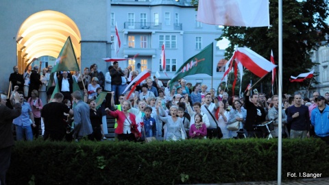 Protest towarzyszył projekcji wideo spektaklu "Golgota Picnic" w Teatrze Polskim w Bydgoszczy