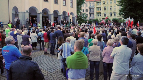 Protest towarzyszył projekcji wideo spektaklu "Golgota Picnic" w Teatrze Polskim w Bydgoszczy
