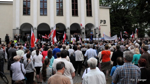 Protest towarzyszył projekcji wideo spektaklu "Golgota Picnic" w Teatrze Polskim w Bydgoszczy