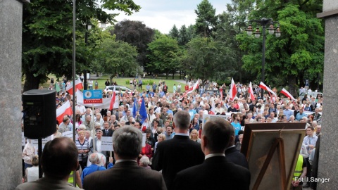 Protest towarzyszył projekcji wideo spektaklu "Golgota Picnic" w Teatrze Polskim w Bydgoszczy